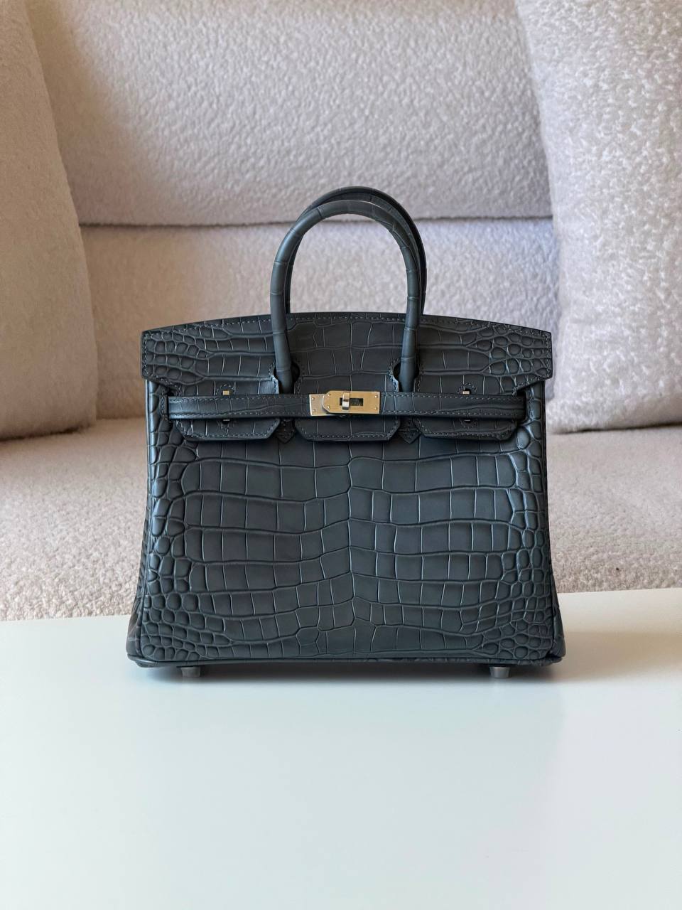 Hermes
Birkin croc 25cm💕master quality😍with box❤️
750 dhs✅

Zain52
♥️♥️♥️