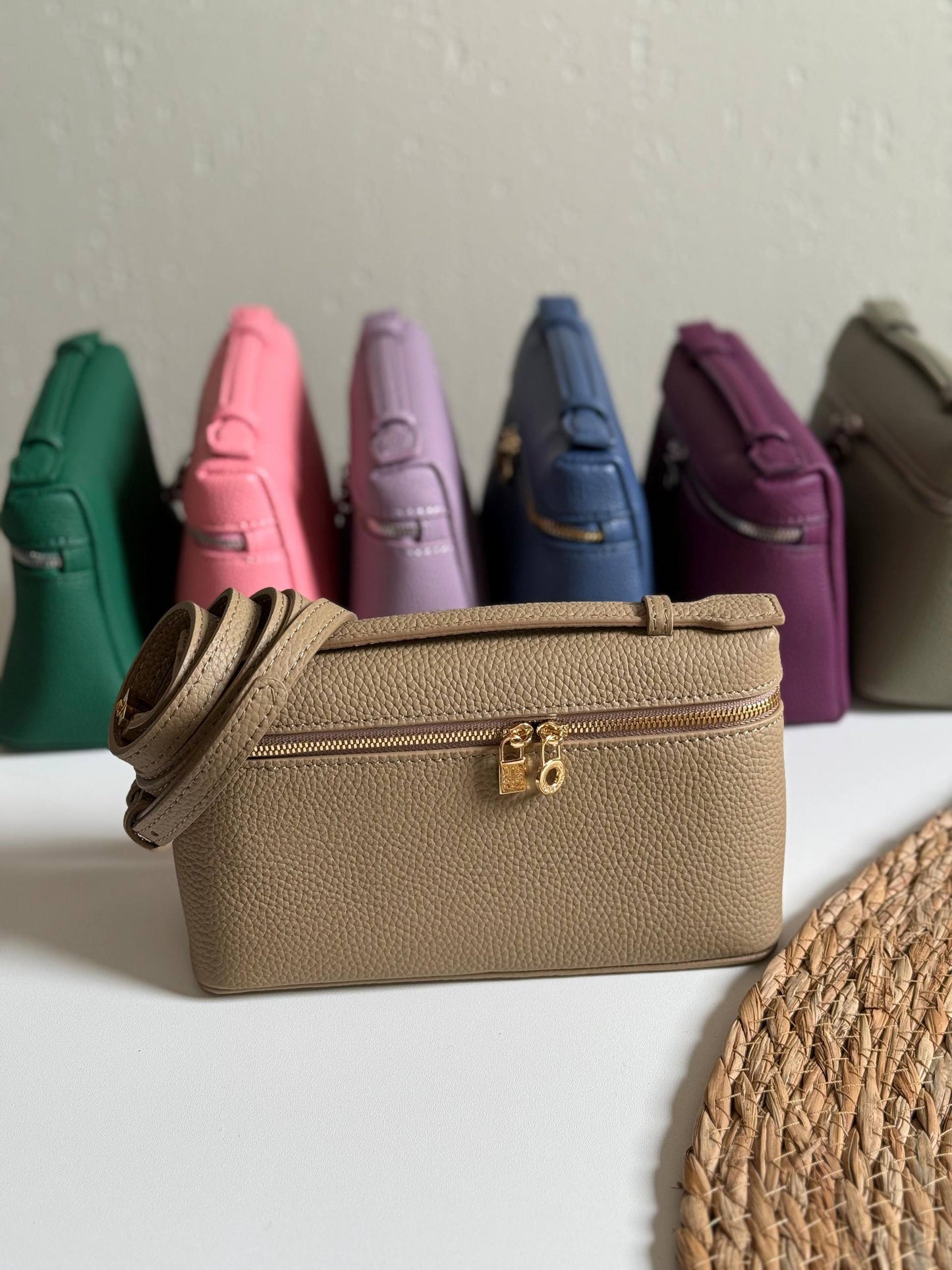 LORO PIANA
19cm
320 dhs❣️
Top quality 
With box🎁

Zain167
♥️♥️♥️