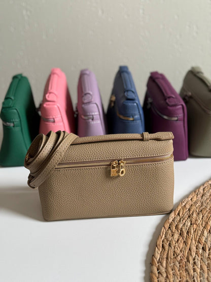 LORO PIANA
19cm
320 dhs❣️
Top quality 
With box🎁

Zain167
♥️♥️♥️