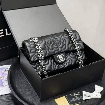 CHANEL 
NEW CAME GOOD QUALITY 
WITH BOX 
🎁🎁🎁

115 dhs🪙🌨️

Zain39
♥️♥️♥️