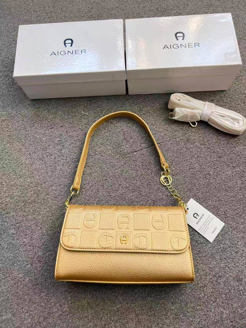 Aigner
100 dhs🇦🇪🇦🇪 
with box high quality24cm

Zain26
♥️♥️♥️