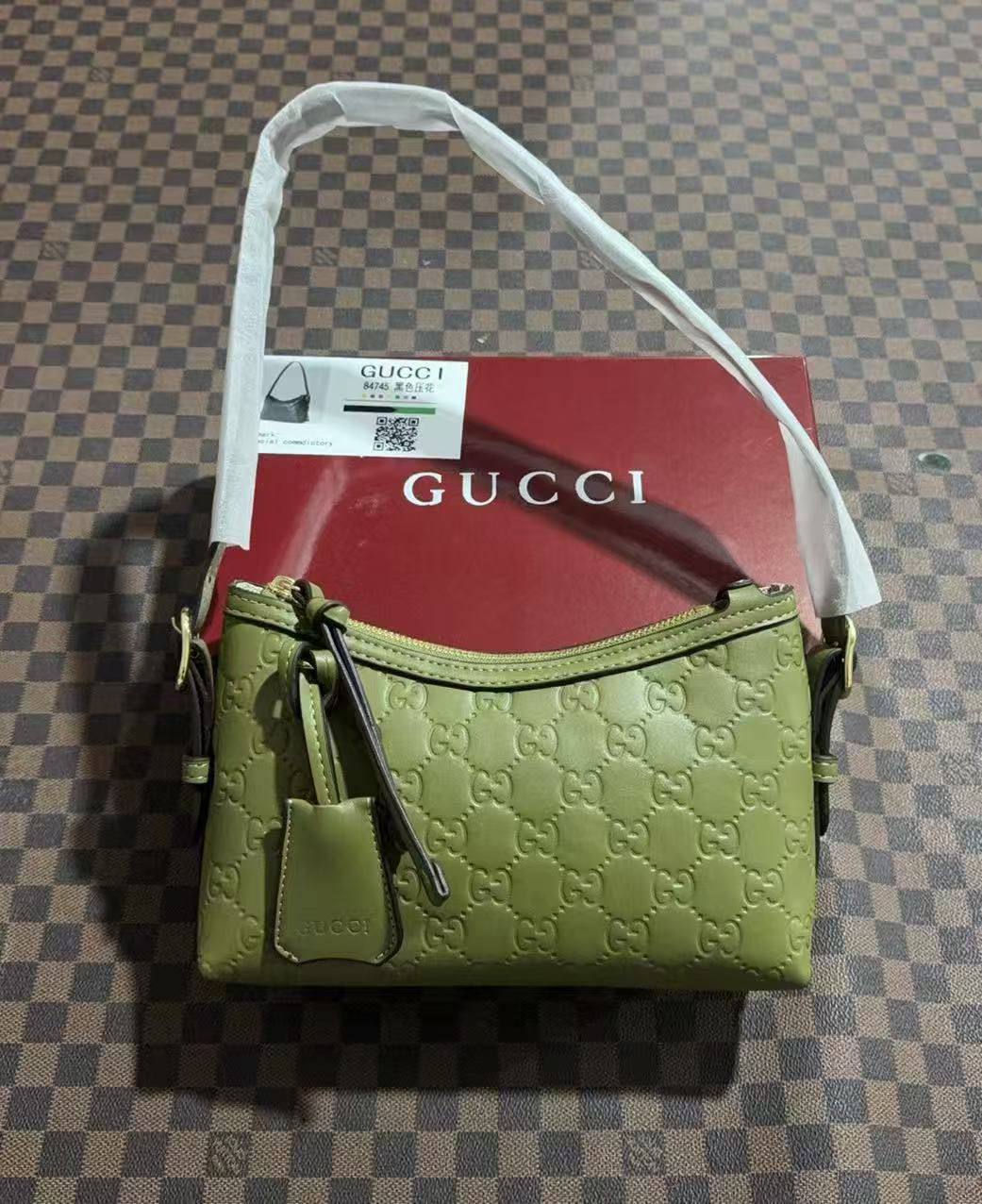 Gucci

with box
🎁🎁🎁

100 dhs🪙🌨️

Zain143
♥️♥️♥️