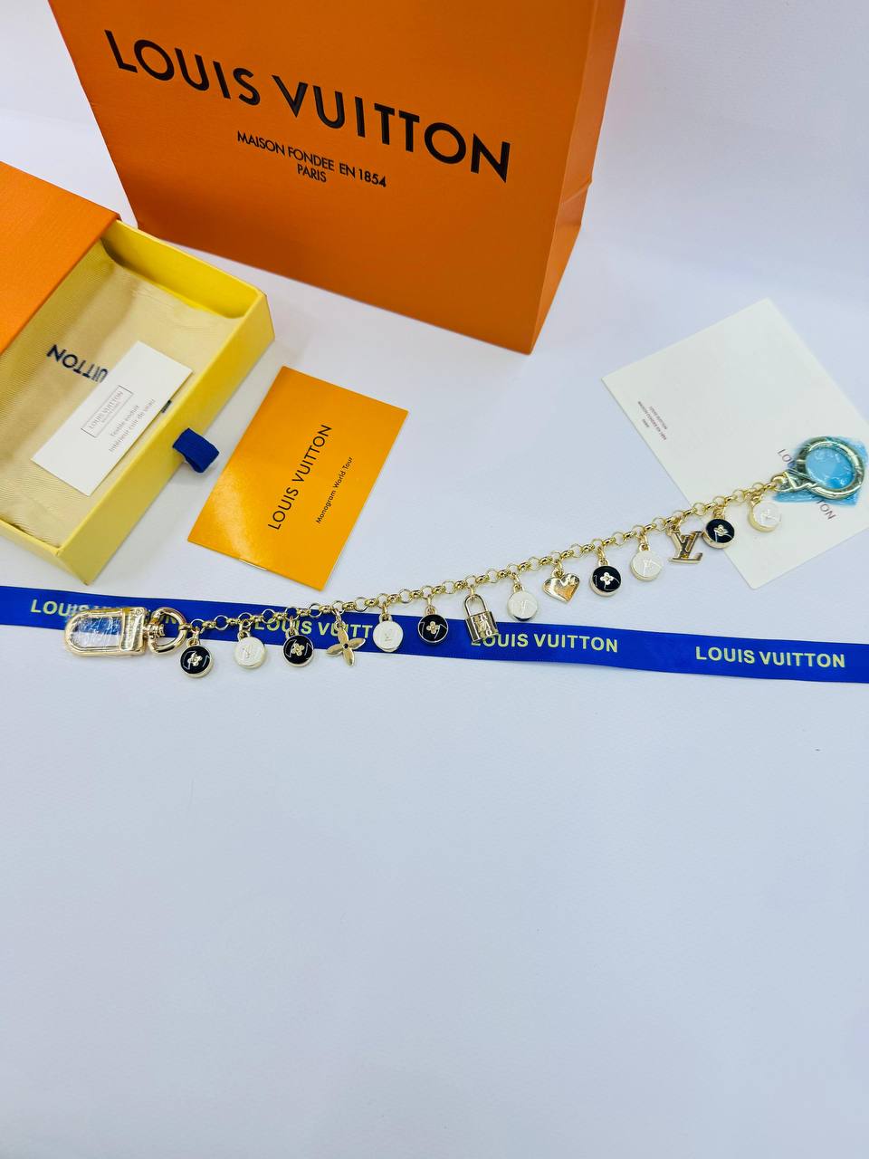 *Key Chain ❤️‍🔥*
Master quality 💯
With normal boxes 📦 
50 dhs✅
With master box 🗃️ 
75 dhs✅

Zain216
♥️♥️♥️