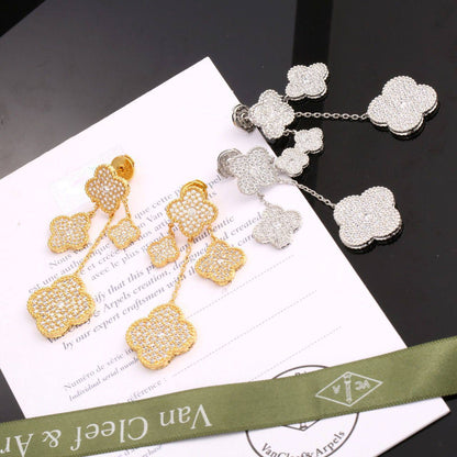 VCA SET❤️‍🔥*
Necklace 💥
Earring 🍁
Bracelet ✨
Ring 💍 free size 
Super master quality 💯
With normal boxes 🗃️ 
270 dhs✅
With master box 📦 
345 dhs✅

Zain216
♥️♥️♥️