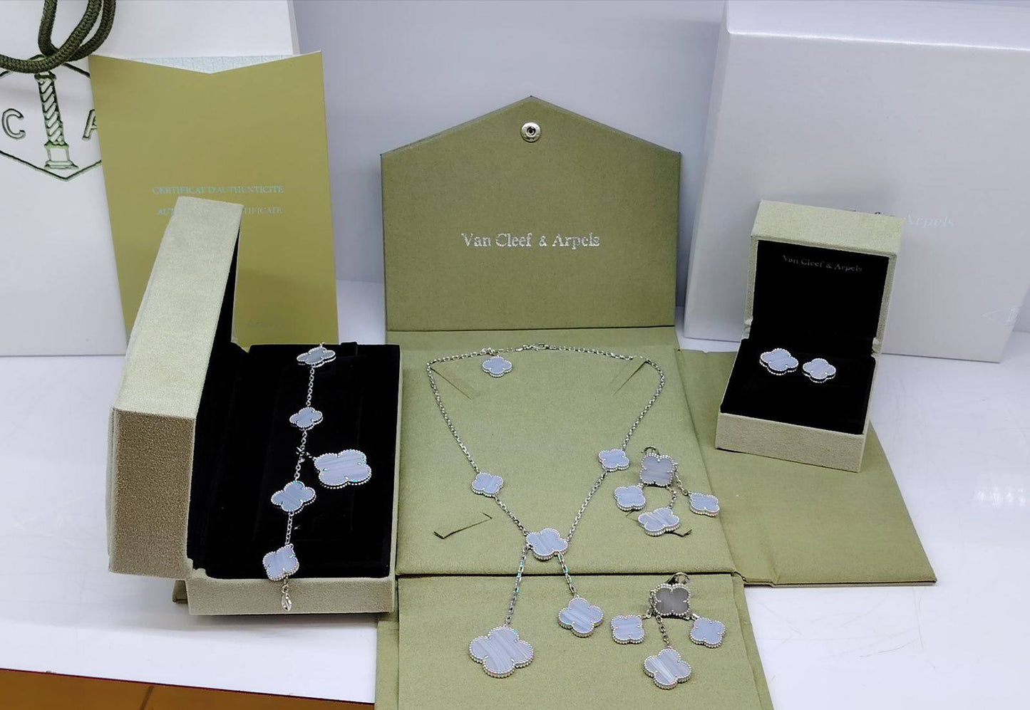 VCA SET❤️‍🔥*
Necklace 🦋
Earring🌸
Ring 💍 free size 
Bracelet 🐦‍🔥
Master quality 💯
With normal boxes 📦 
240 dhs🗽
With master box 🗃️ 
300 dhs🗽

Zain216
♥️♥️♥️