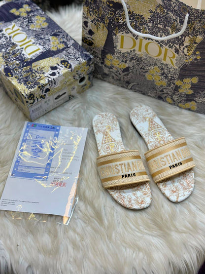 Dior 
Size :36 to 42
90 dhs💛

Zain241
♥️♥️♥️