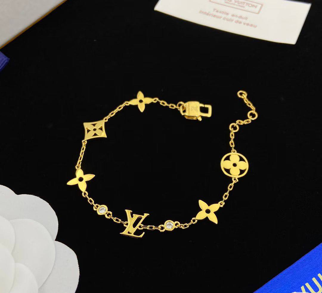 LV
Bracelet 🦋
Master quality 💯
With normal boxes 📦 
50 dhs❣️
With master box 🗃️ 
65 dhs❣️

Zain216
♥️♥️♥️