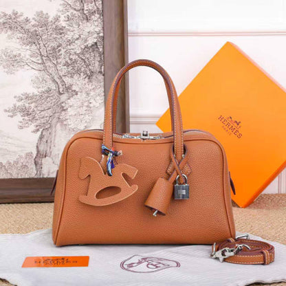 🌹 Hermes Boston 
1️⃣ First  quality ＋🎁
Size : 25 * 16 cm
95 dhs✅
with box 🎁

Zain115
♥️♥️♥️