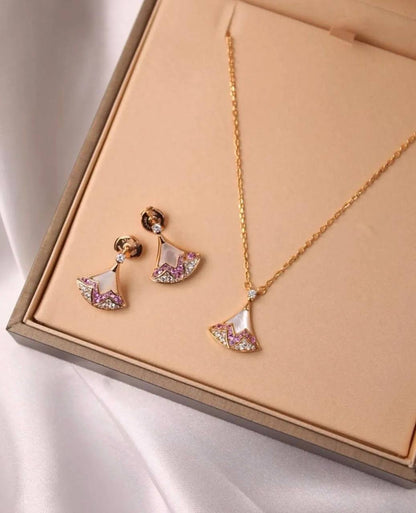 BVLGARI ❤️‍🔥*
Necklace ✨
Earring 💥
Master quality 💯
With normal boxes 📦 
115 dhs✅
With master box 🗃️ 
150 dhs✅

Zain216
♥️♥️♥️