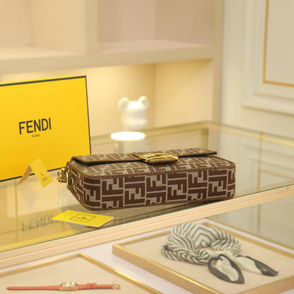 FENDI ʙᴀɢᴜᴇᴛᴛᴇ
FF ᴊᴀᴄǫᴜᴀʀᴅ ᴄᴀɴᴠᴀs
ɢᴏʟᴅ ʜᴀʀᴅᴡᴀʀᴇ
ᴡɪᴛʜ 2 ʙᴇʟᴛ sᴛʀᴀᴘ
sɪᴢᴇ: 26x17x7cm
ᴡɪᴛʜ BOX
🎁🎁🎁

95 dhs👑

Zain31
♥️♥️♥️