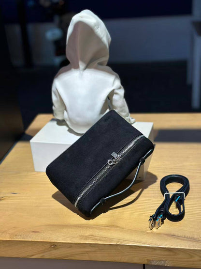 Loro Piana

with box
🎁🎁🎁

80 dhs🪙🌨️

Zain143
♥️♥️♥️