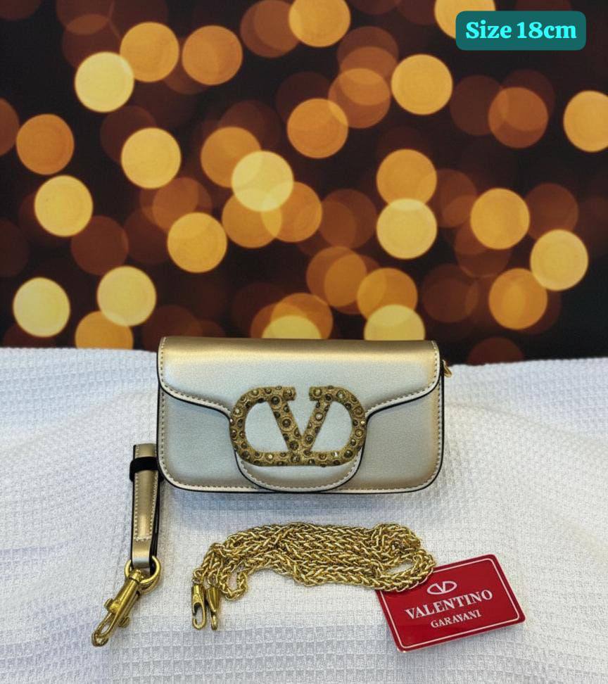 Valentino
Best quality
Whith box’s
100 dhs✅
size 18cm

Zain158
♥️♥️♥️