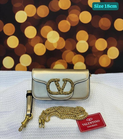 Valentino
Best quality
Whith box’s
100 dhs✅
size 18cm

Zain158
♥️♥️♥️