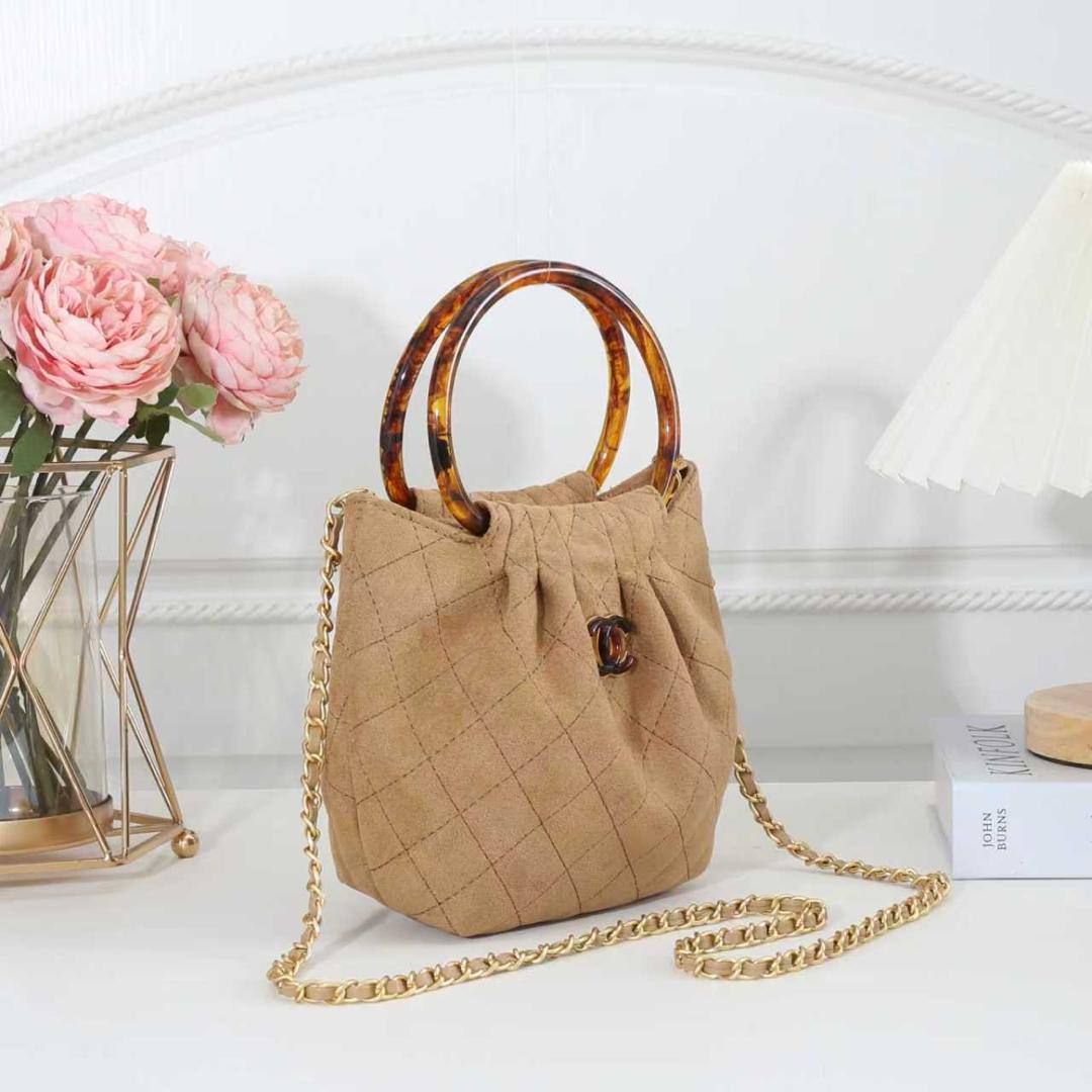Chanel
95 dhs✅

with box
🎁🎁🎁

size 20cm

Zain26
♥️♥️♥️
