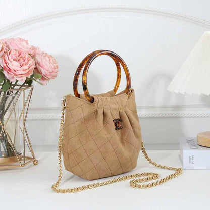 Chanel
95 dhs✅

with box
🎁🎁🎁

size 20cm

Zain26
♥️♥️♥️