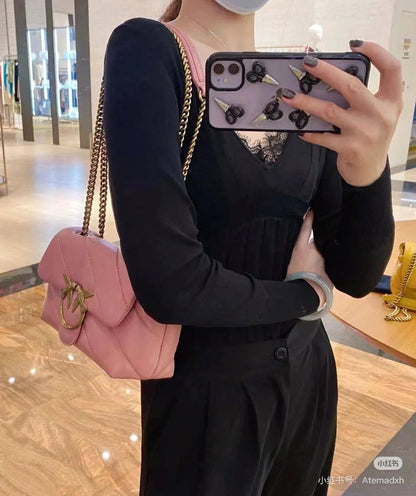 Aigner

120 dhs❣️

size:29*10*18

With box
🎁🎁🎁

Good quality

Zain07
♥️♥️♥️
