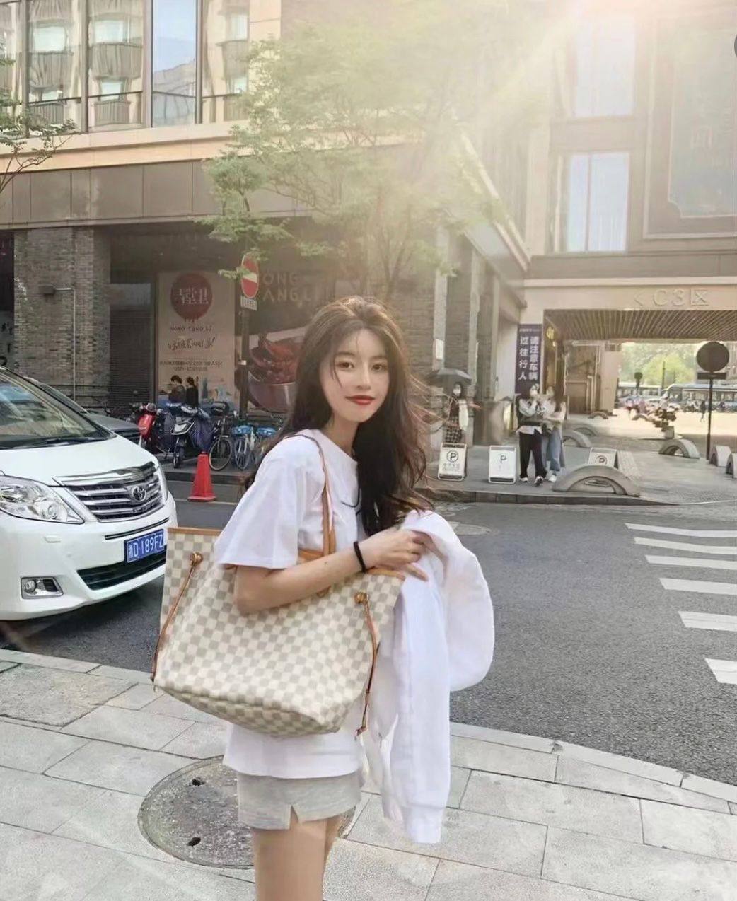 LV
 NEVERFULL 
 GOOD QUALITY 
WITH BOX 
🎁🎁🎁

100 dhs✅

Zain39
♥️♥️♥️