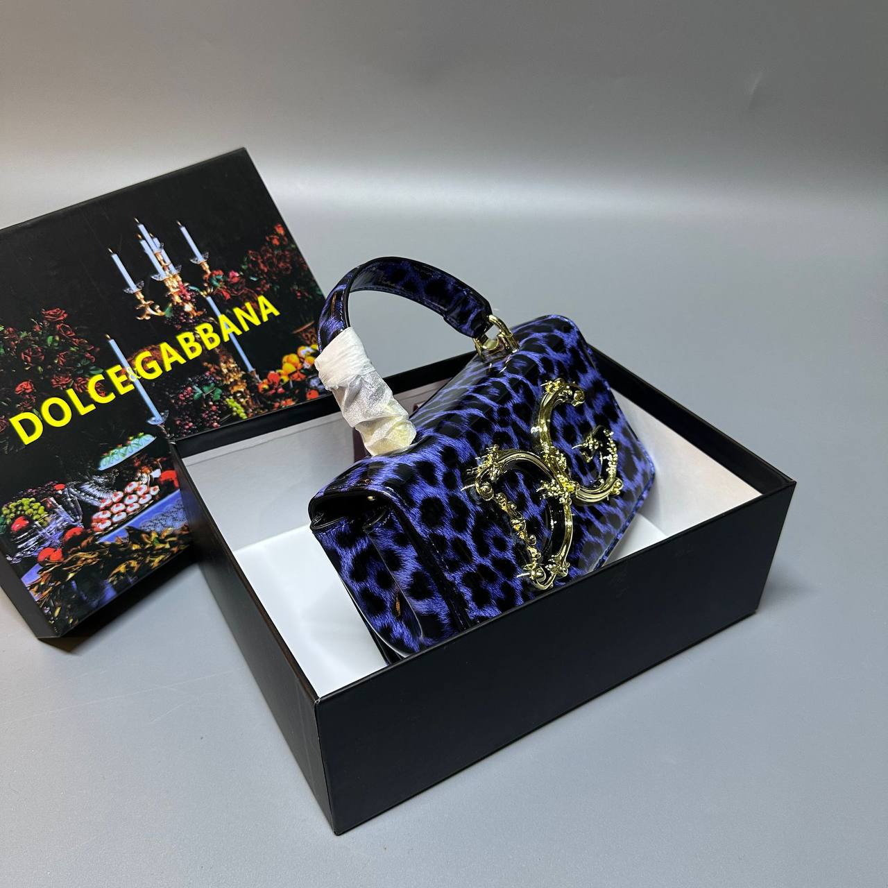 Dolce&Gabbana 

new came good quality

 with box 
🎁🎁🎁

90 dhs💓

Zain39
♥️♥️♥️