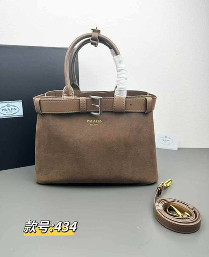 Prada Master
350 dhs🌺

Zain10
♥️♥️♥️