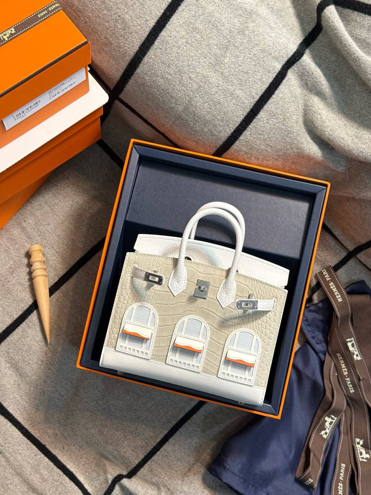 Hermes

Birkin Faubourg 20

Size:10 x 16 x 20cm
white🤍

For Price 👇 WhatsApp✅
0568585901 
0507557372
0552275751 Owner Zain 👌

Zain325 
♥️♥️♥️