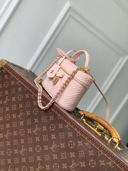 LV Vanity Chain Pouch
*Size 19 cm*
For Price 👇 WhatsApp✅
0568585901 
0507557372
0552275751 Owner Zain 👌

Zain274
♥️♥️♥️