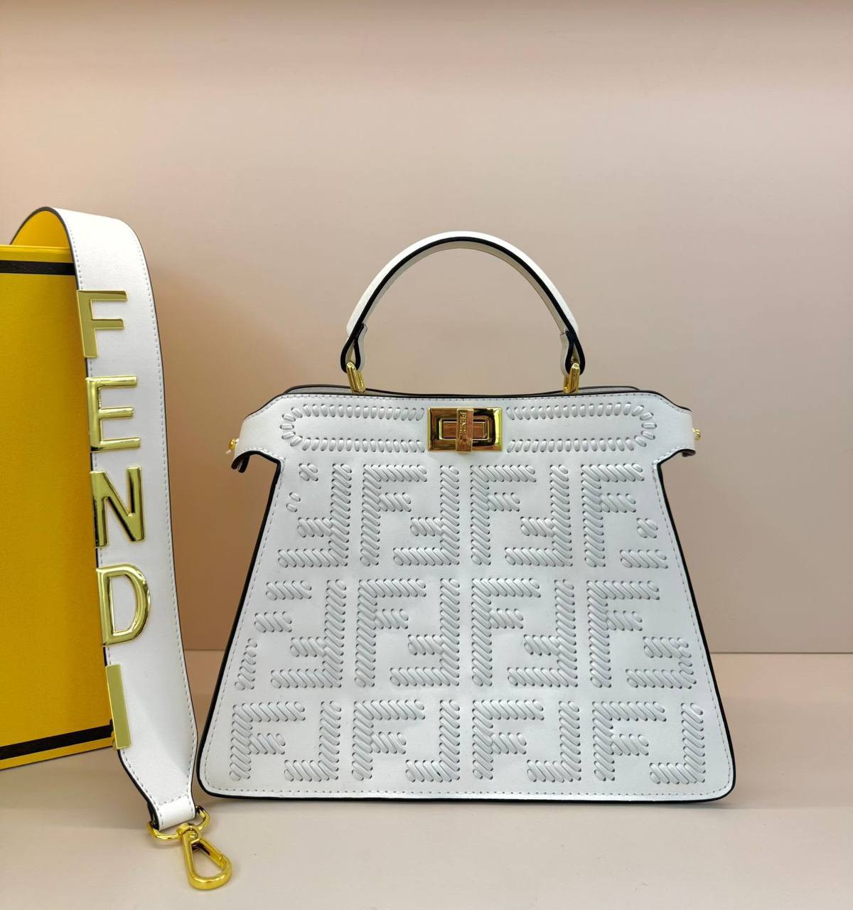FENDI 

COPY ONE 
 WITH BOX 
🎁🎁🎁

180 dhs✅

Zain295
♥️♥️♥️