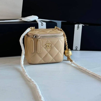 Chanel 
Best quality 

with box’s 
🎁🎁🎁

95 dhs✅
size 10 cm

Zain290
♥️♥️♥️