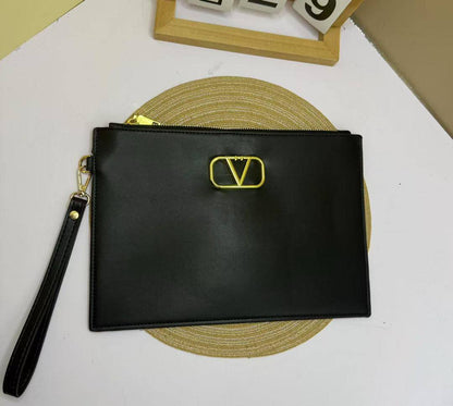Pouch
60 dhs✅

with box🎁

size 29×20cm

Zain42
♥️♥️♥️