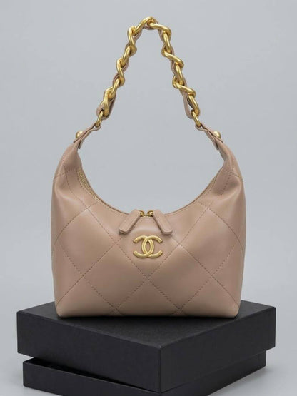 Chanel

High quality 

With box 
105 dhs🇦🇪🇦🇪

Zain50
♥️♥️♥️