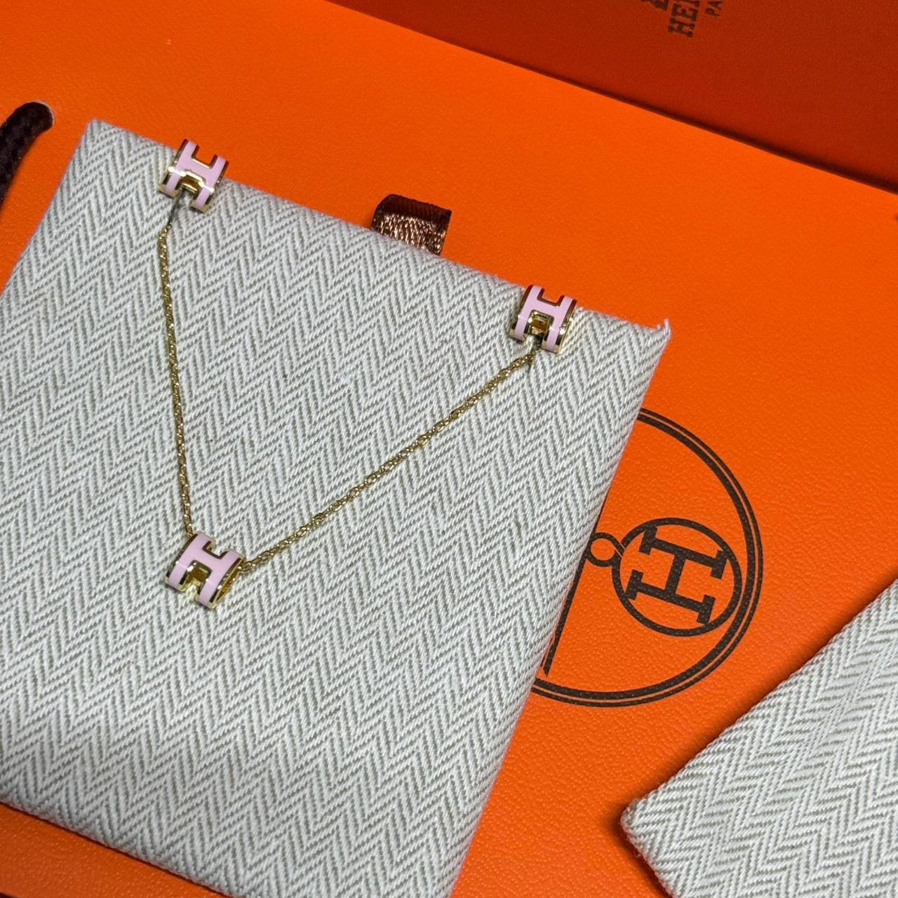 Hermes ❤️‍🔥*
Necklace 🐦‍🔥
Earring🦋
Master quality 💯
With normal boxes 🗃️ 
95 dhs🪙🌨️
With master box 📦 
115 dhs🪙🌨️

Zain216
♥️♥️♥️