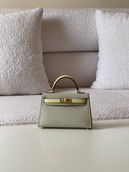 Hermes
minikelly 19cm💕master quality😍with box❤️
510 dhs✅🇦🇪

Zain52
♥️♥️♥️