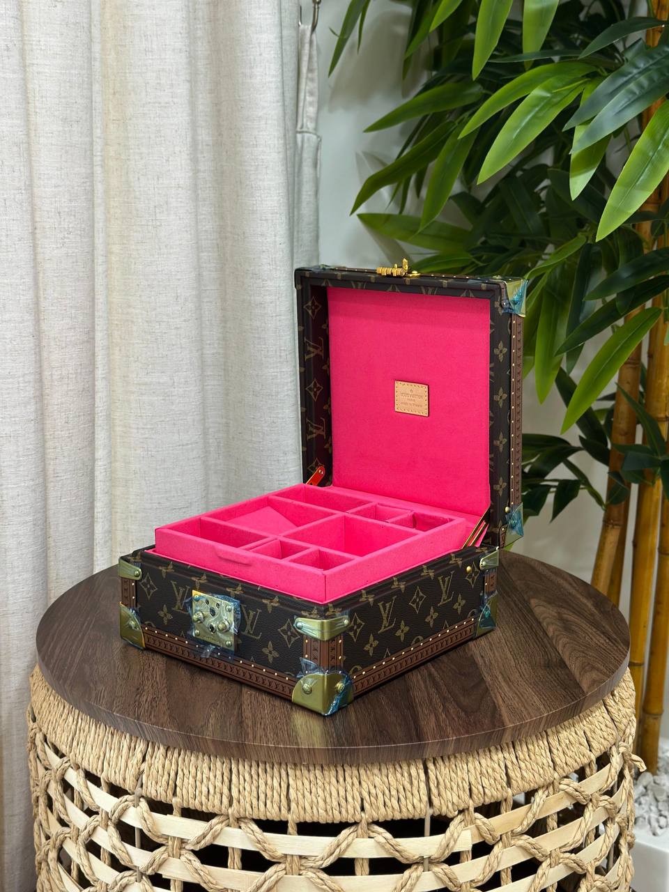 BRAND- LOUIS VUITTON 
*❗️JEWELLERY BOX❗*
*SUPER MASTER QUALITY ❗*
950 dhs✅
*WITH  PAPERBAG❗*

Zain267
♥️♥️♥️