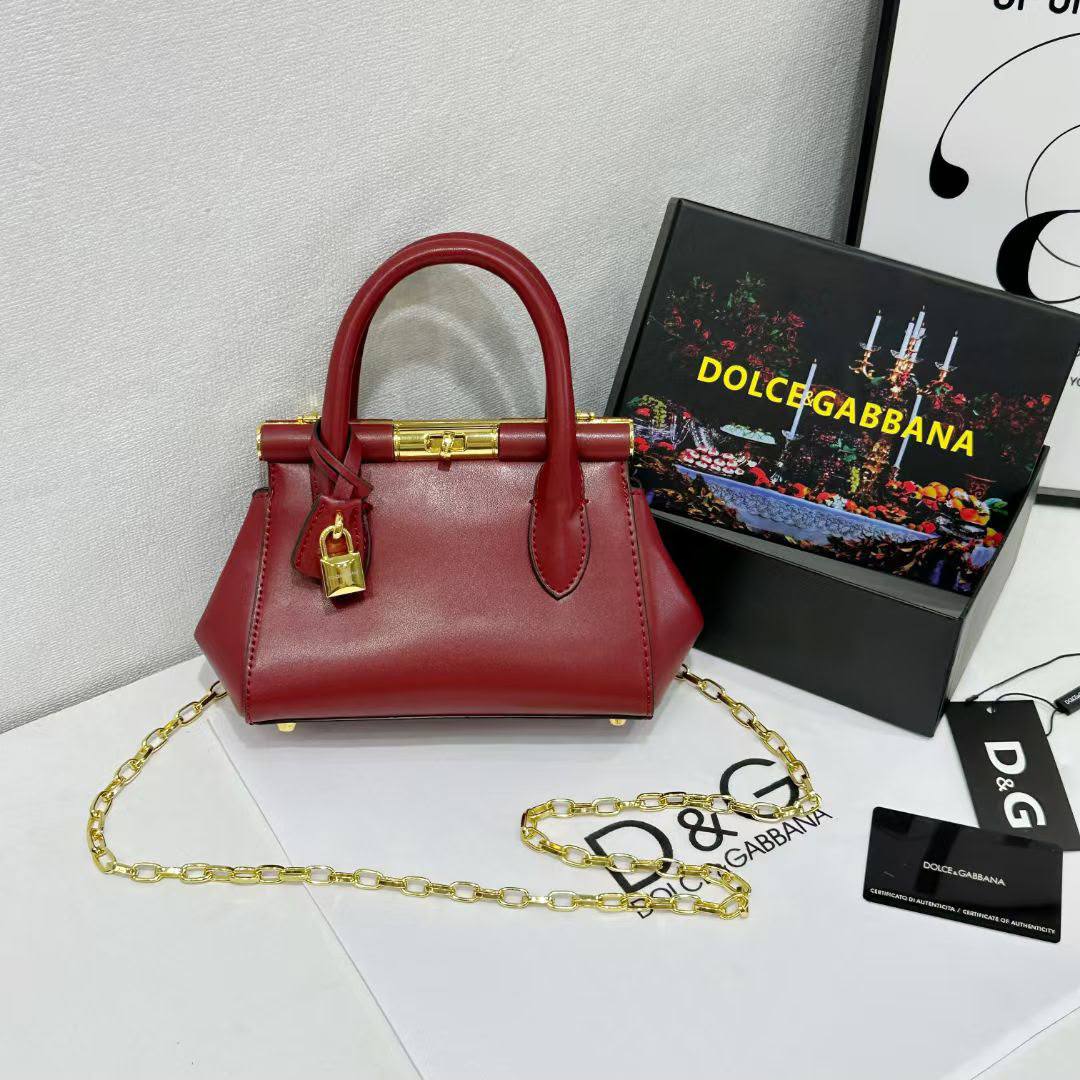 D&G
good quality
120 dhs🇦🇪🇦🇪
with box

Zain143
♥️♥️♥️