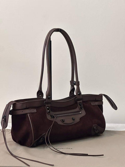 Balenciaga Master
350 dhs🪙🌺
(Suede Material)
#32cm..

Zain228
♥️♥️♥️