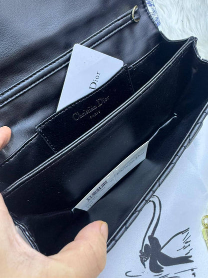 💖 Dior woc
1⃣️ First quality +🎁
Size : 21 * 12 cm
115 dhs✅
with box 🎁

Zain115
♥️♥️♥️