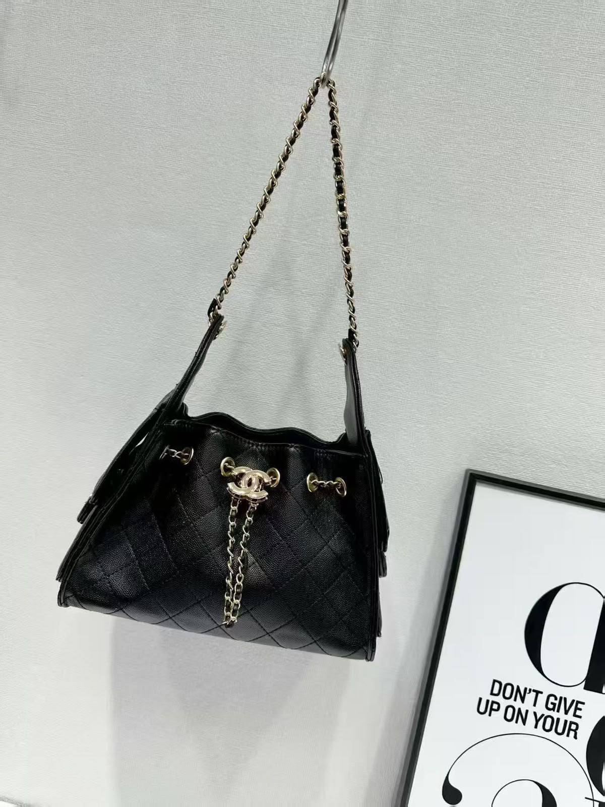 Chanel

Very good quality 

Size 25*cm
115 dhs🇦🇪🇦🇪

With box 📦
Zain70
♥️♥️♥️