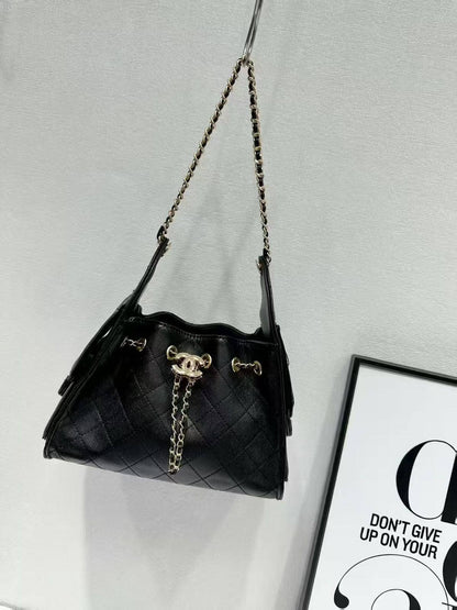 Chanel

Very good quality 

Size 25*cm
115 dhs🇦🇪🇦🇪

With box 📦
Zain70
♥️♥️♥️