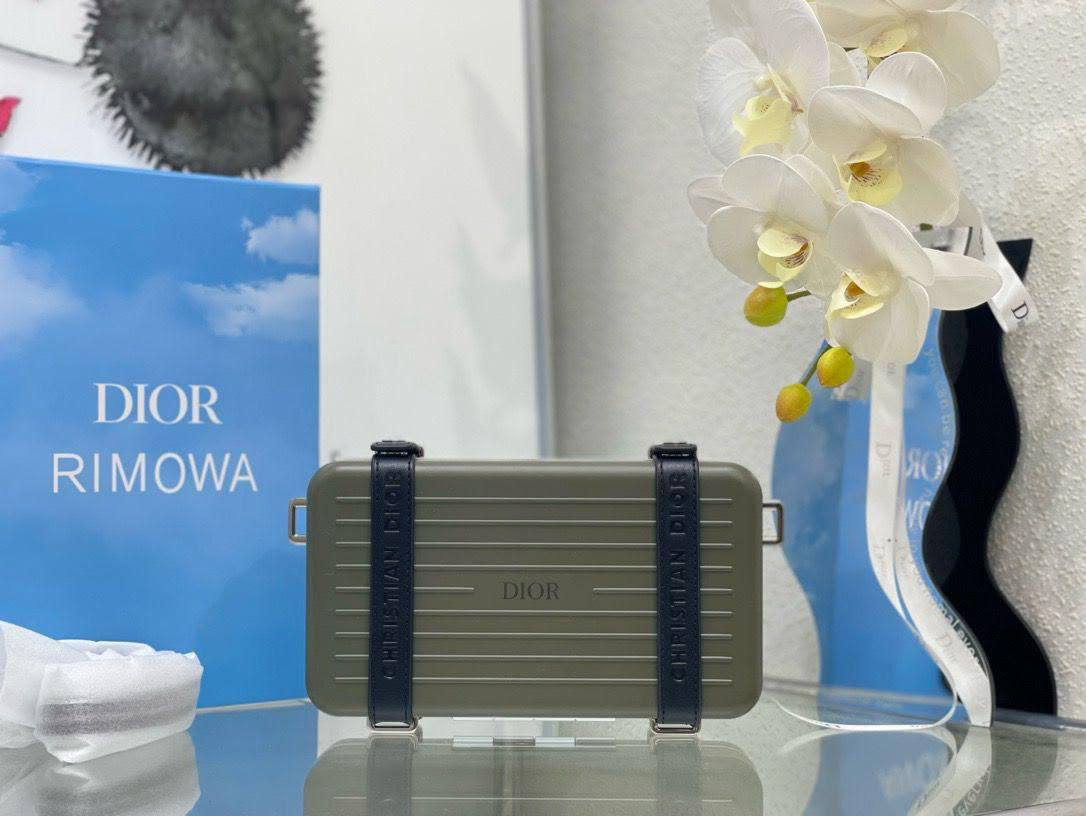 Rimowa
320 dhs🇦🇪🇦🇪

Zain297
♥️♥️♥️