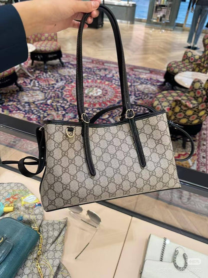 GUCCI

SIZE：32×19×11cm

95 dhs🪙🌨️

Zain04
♥️♥️♥️