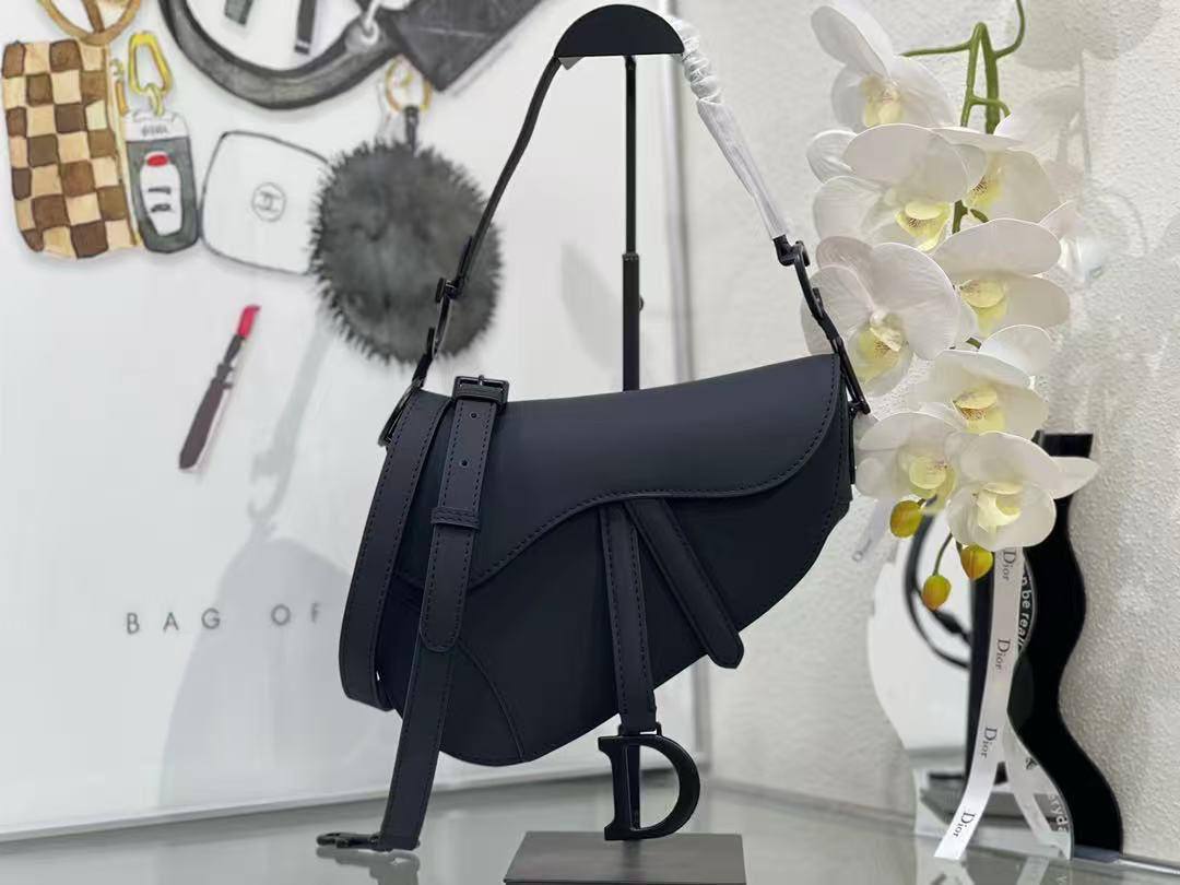 Dior Saddle🙋🏻‍♀️
Master
25cm🫶🏼🫶🏼
320 dhs✅🥰

Zain297
♥️♥️♥️