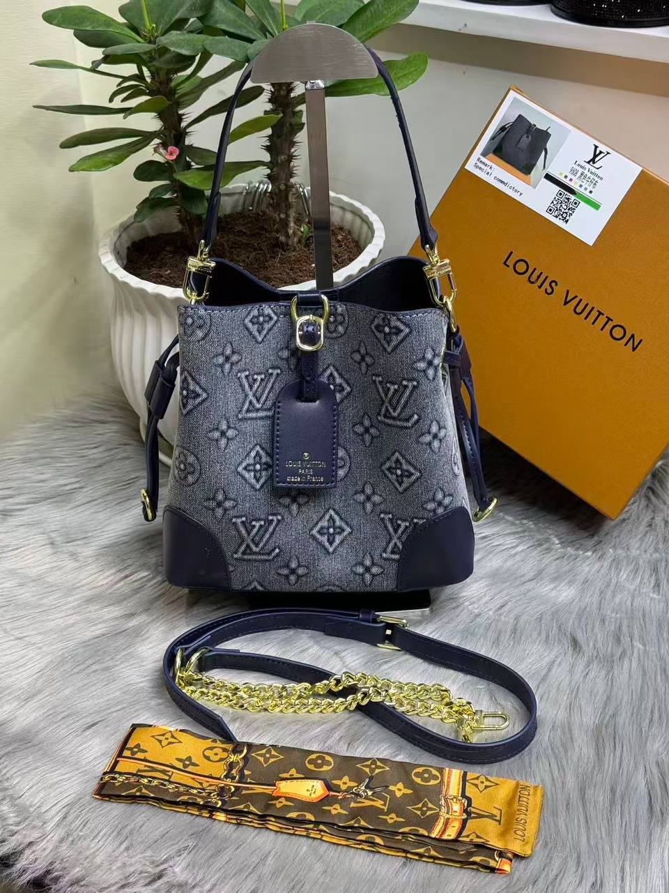 LV GUCCI 
SIZE  ……… 20CM 
115 dhs✅
with BOX 

Zain244
♥️♥️♥️