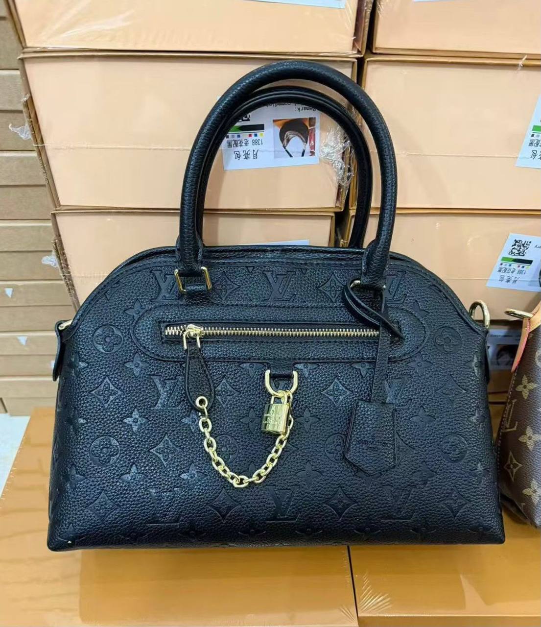 LV
HIGH QUALITY ONE SET 
120 dhs💓

Zain295
♥️♥️♥️
