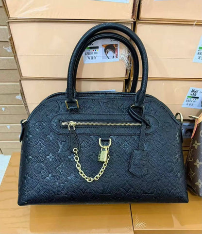 LV
HIGH QUALITY ONE SET 
120 dhs💓

Zain295
♥️♥️♥️