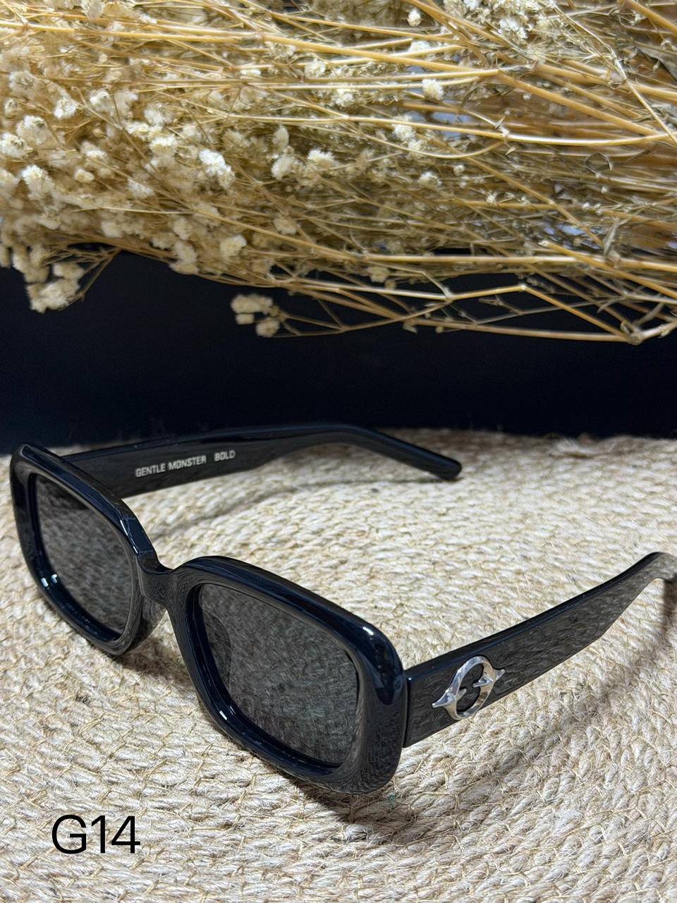 GENTLE Monster 👿*
Sunglasses 🕶️ 
Copy one 1️⃣ 
With master box 🗃️ 
50 dhs💓

Zain216
♥️♥️♥️