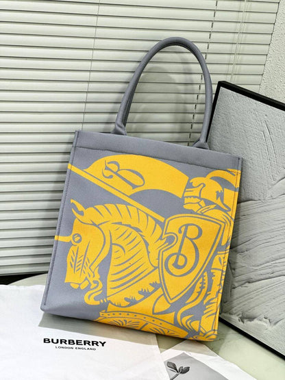 BURBERRY
 GOOD QUALITY 
110 dhs💛

Zain17
♥️♥️♥️