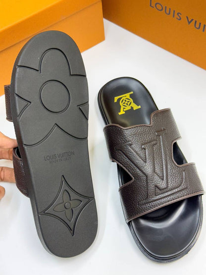 OFFER 🥰 
LV SLIPPER
75 dhs✅
Size 39-46

Zain40
♥️♥️♥️