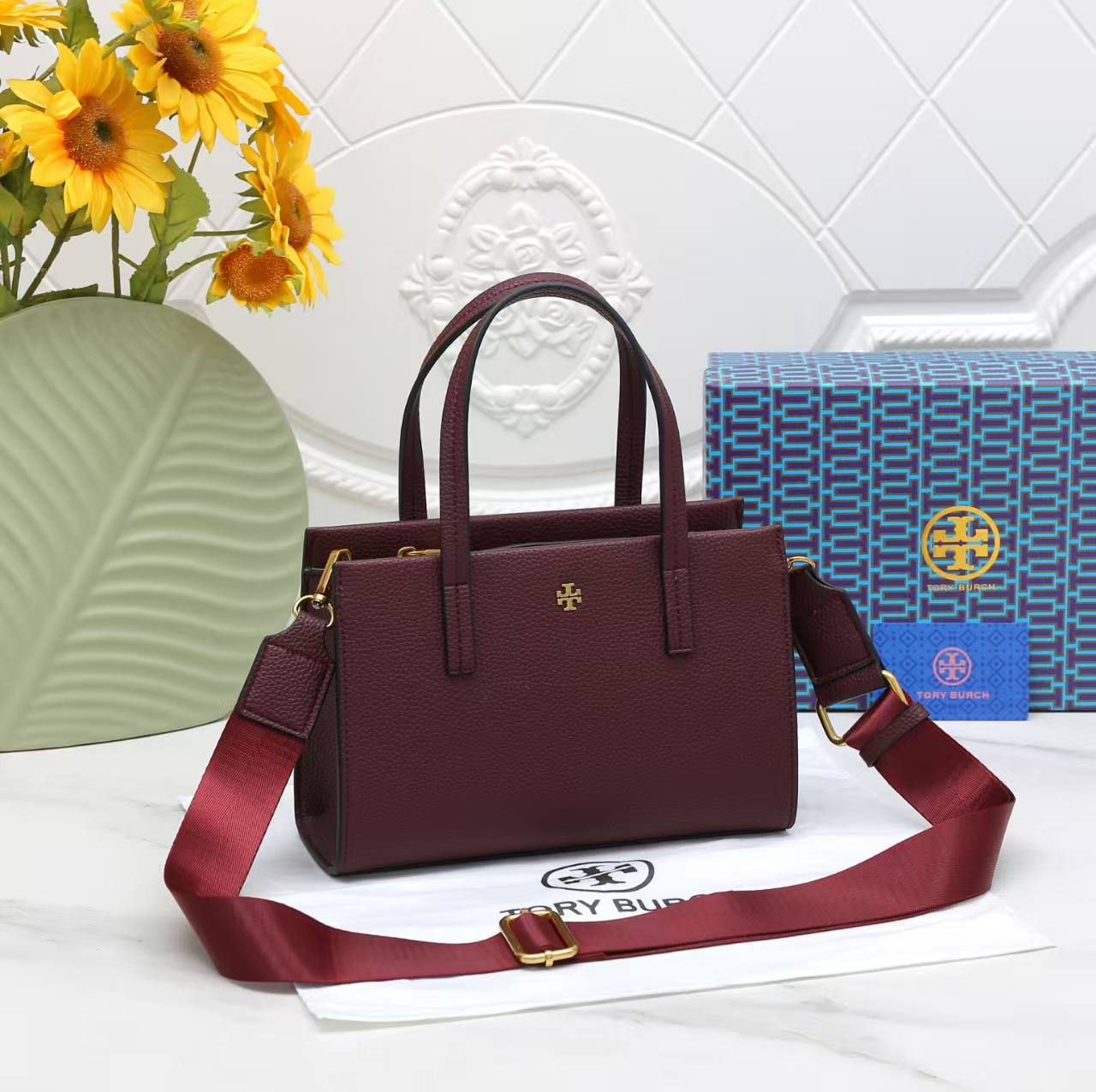 TORY BURCH
Best quality WITH BOX
110 dhs✅
size 24CM

Zain290
♥️♥️♥️