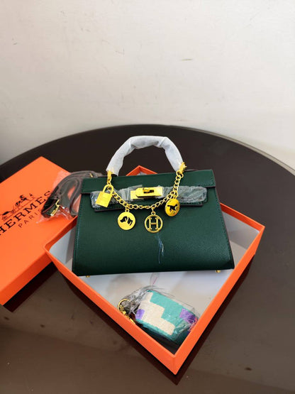 Hermes

100 dhs🇦🇪🇦🇪

size 22cm

with box
Zain26
♥️♥️♥️