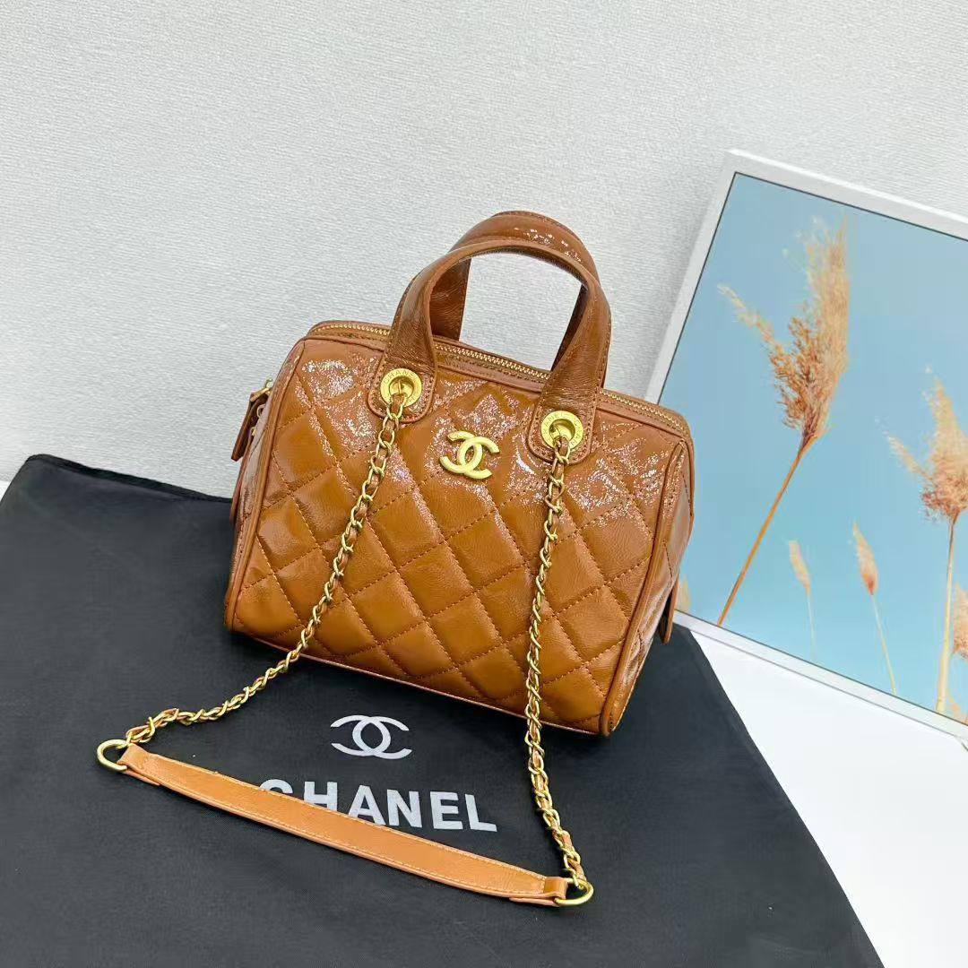 CHANEL 
GOOD QUALITY  
100 dhs✅
SIZE: 23cm

Zain295
♥️♥️♥️