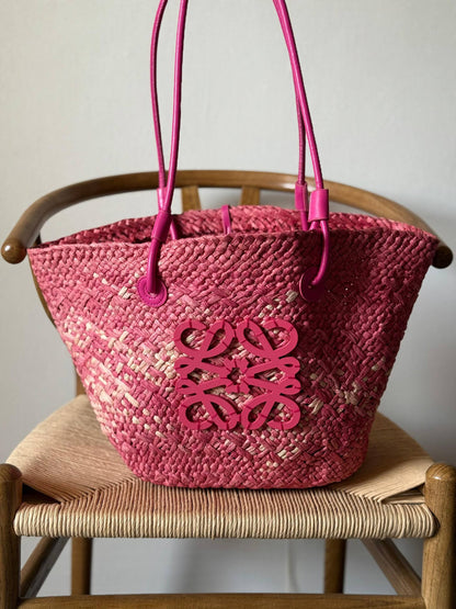 LOEWE
28cm
210 dhs❣️
Top quality

Zain167
♥️♥️♥️